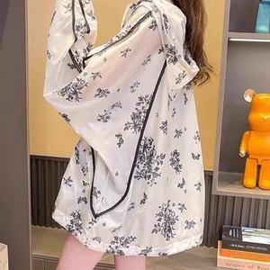 【送料無料】 カーディガン 2色 日焼け防止 UV サマーカーディガン ガウン 冷房対策 アウター 羽織り ショート 長袖 Vネック フード付き フレア Aライン ファスナー 透け感 ブラック オレンジ 薄手生地 かわいい 大人可愛い 綺麗 シンプル カジュアル 大人 上品 おしゃれ お洒落 大人女子 こなれ感 コンサバ 定番アイテム 体型カバー 花柄 夏 女性 レディース 30代 40代 デート お出かけ 女子会 お呼ばれ お茶会 授業参観 休日 アウトドア プール 海 ビーチ リゾート 普段使い