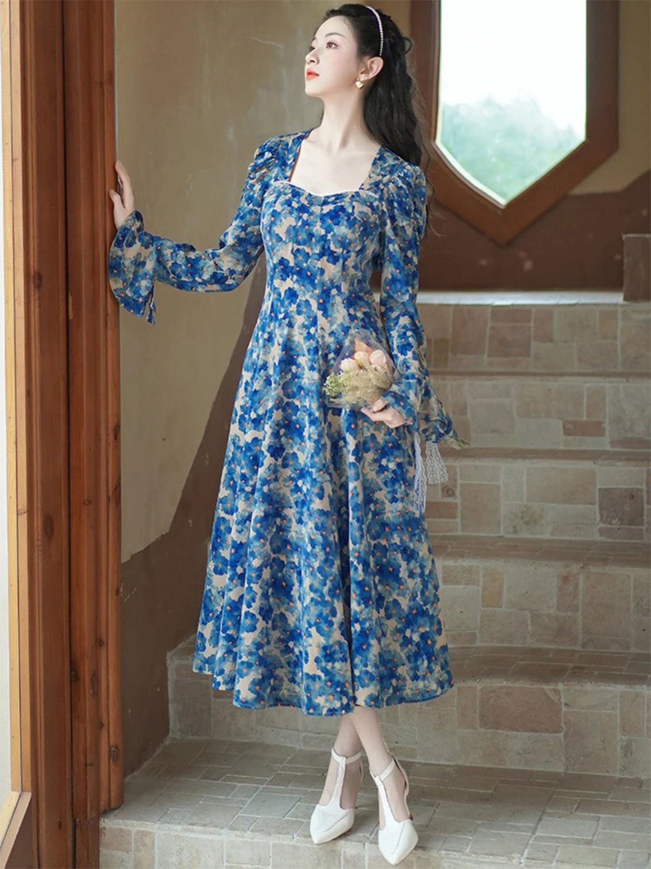 【0253】Blue Flower Square Neck Long Sleeve Dress