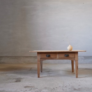 ナチュラルな木味のコーヒーテーブル