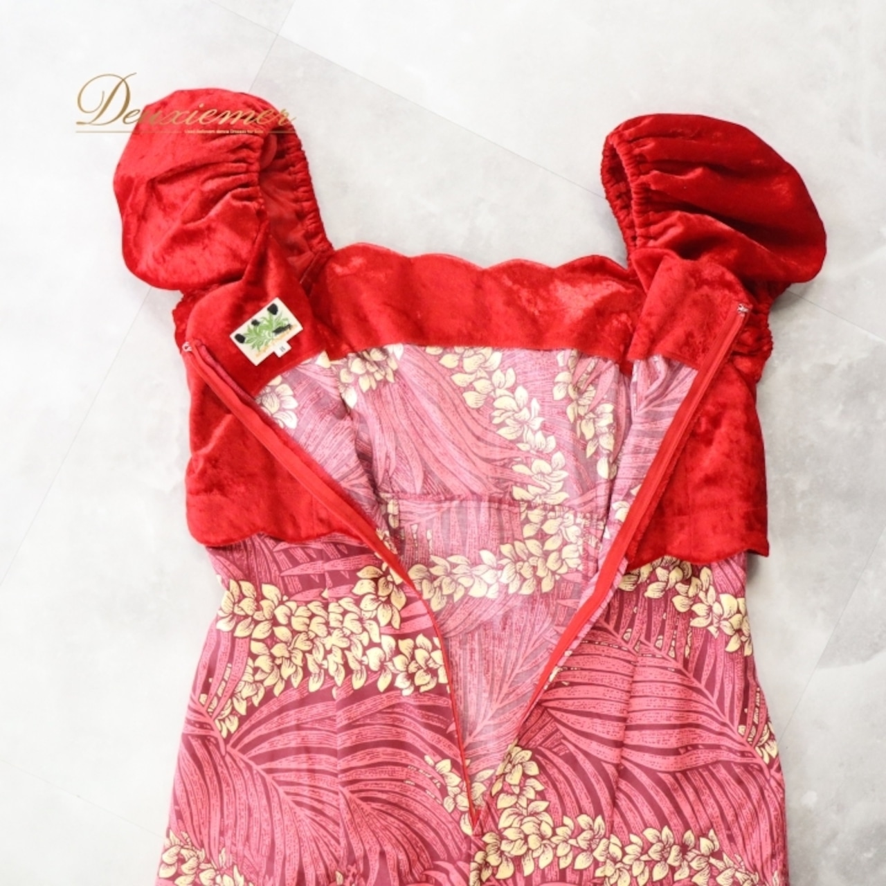 フラダンス 衣装 ワンピース ドレス レッド系 アロハスタンダード 日本製 ハワイアンプリント ALOHA STANDARDS アロハ フラ ダンス レッスン 練習 ベロア 半袖 パフスリーブ フリル 華やか 鮮やか かわいい おしゃれ 上品 高級感 ベージュ系 イエロー系 赤 黄 レッド アロハ柄 ハワイアン 女性用 かわいいデザイン おしゃれなスタイル フリル付き