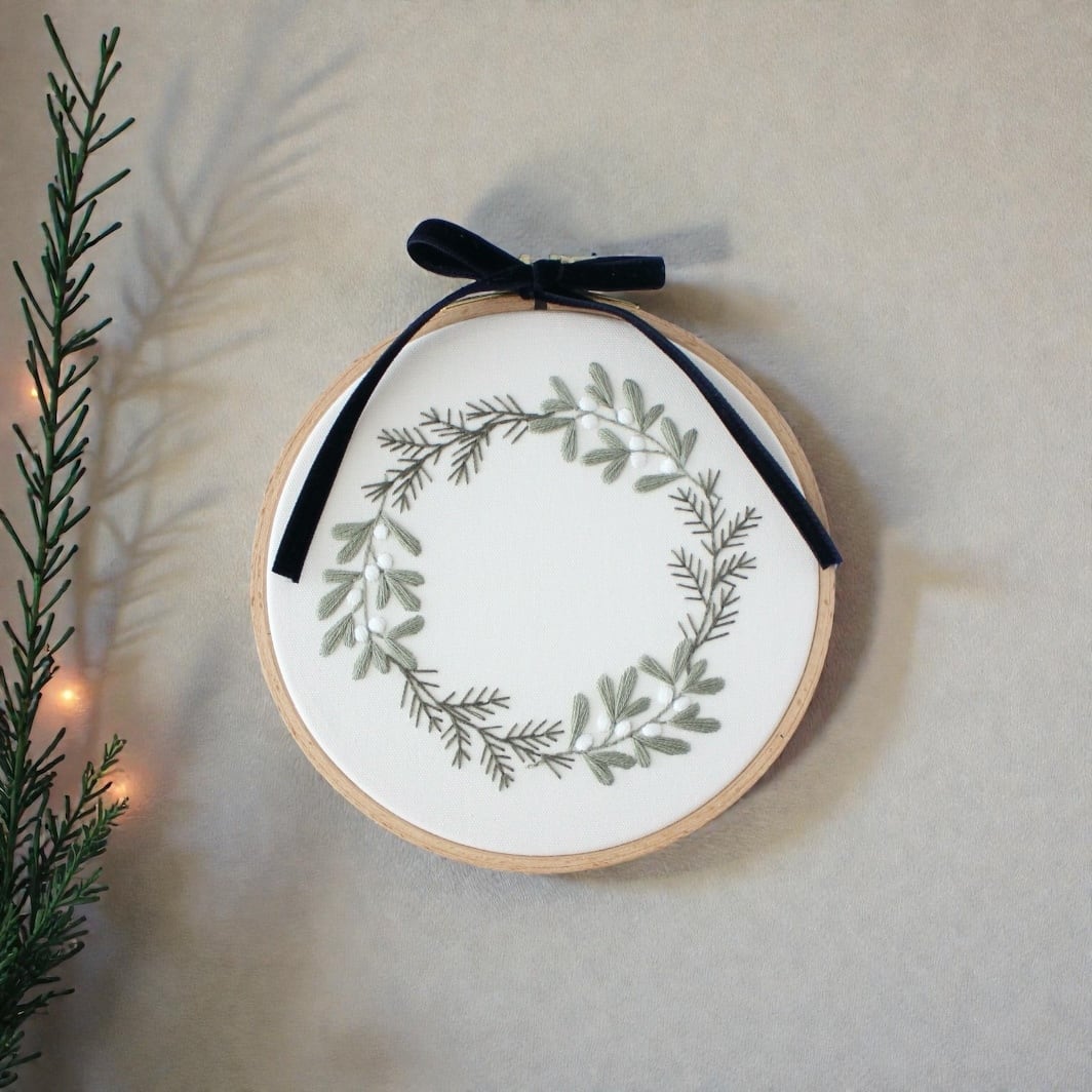 PDF図案】Mistletoe Wreath | ヤドリギのリース | Little Joy Embroidery