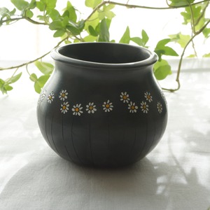 277 リトアニア Black Pottery(白い花柄)