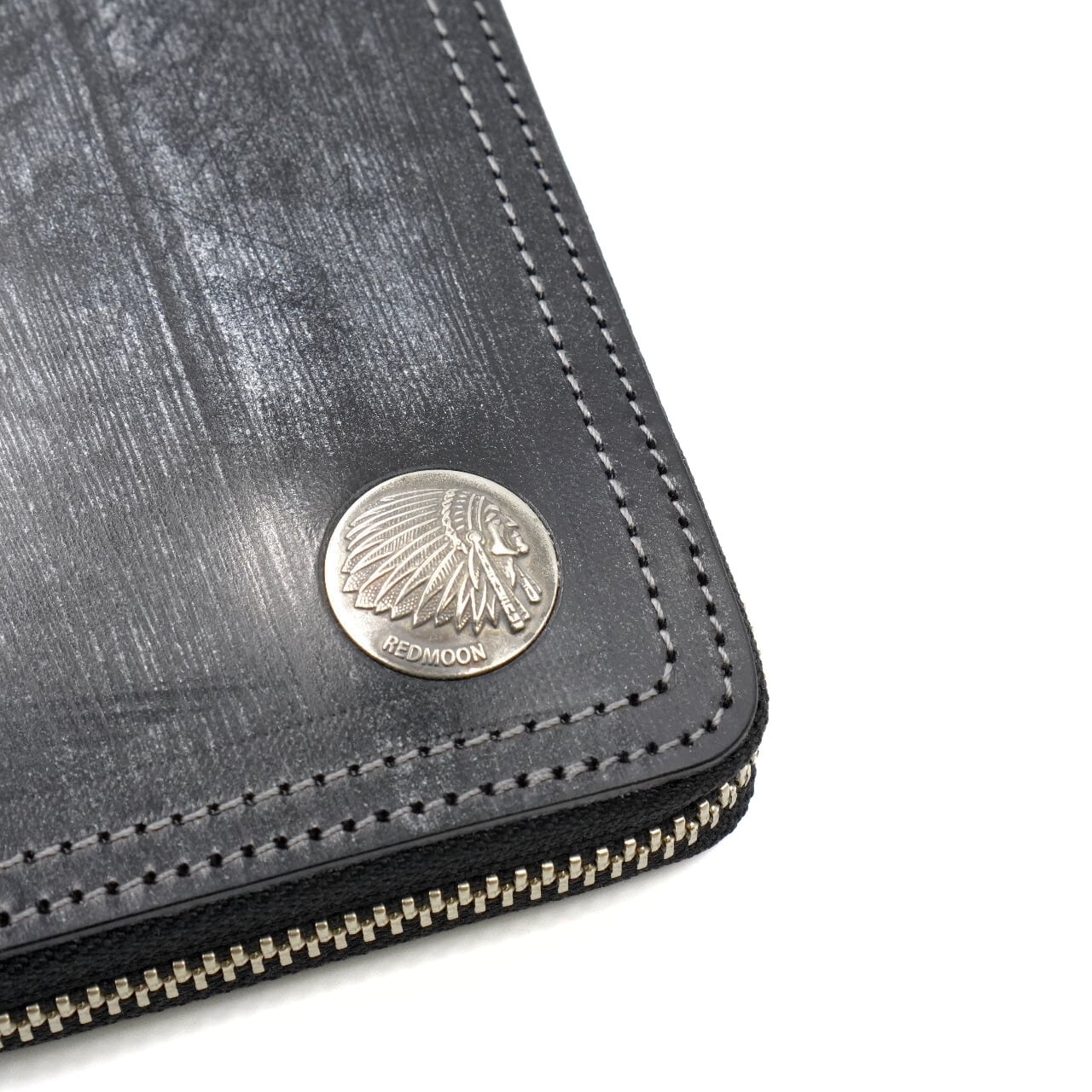 ブライドルレザーを使ったスリムなラウンドジップウォレット HANDSOME