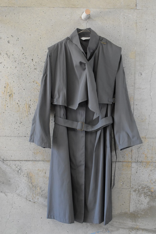 wide pleats black coat
