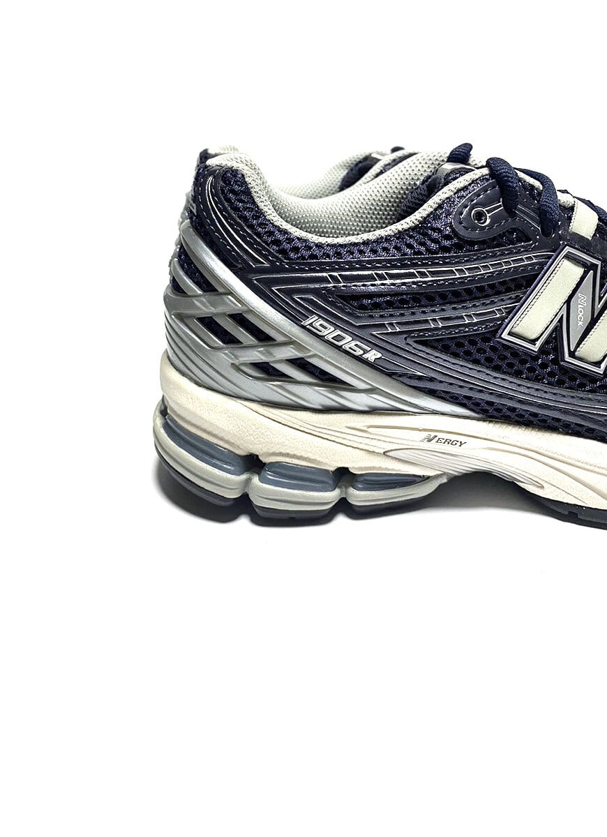 海外限定モデル New Balance M1906RCA 