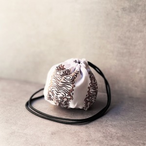 ポスト投函★送料無料★ 【S】チベタン柄 チベタンボディ ミニ巾着 カフェオレホワイト 小物入れ 小銭入れ トラ柄 タイガー ネック巾着 紐 大人 子供 お揃い