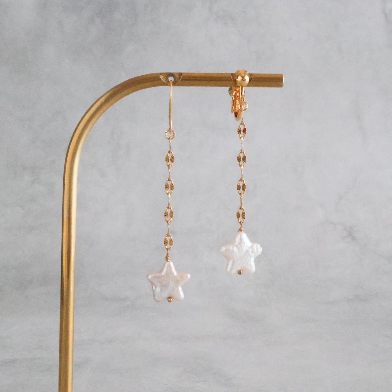 箒星－星形淡水パール×ステンレスチェーンの揺れるイヤリング（ピアス