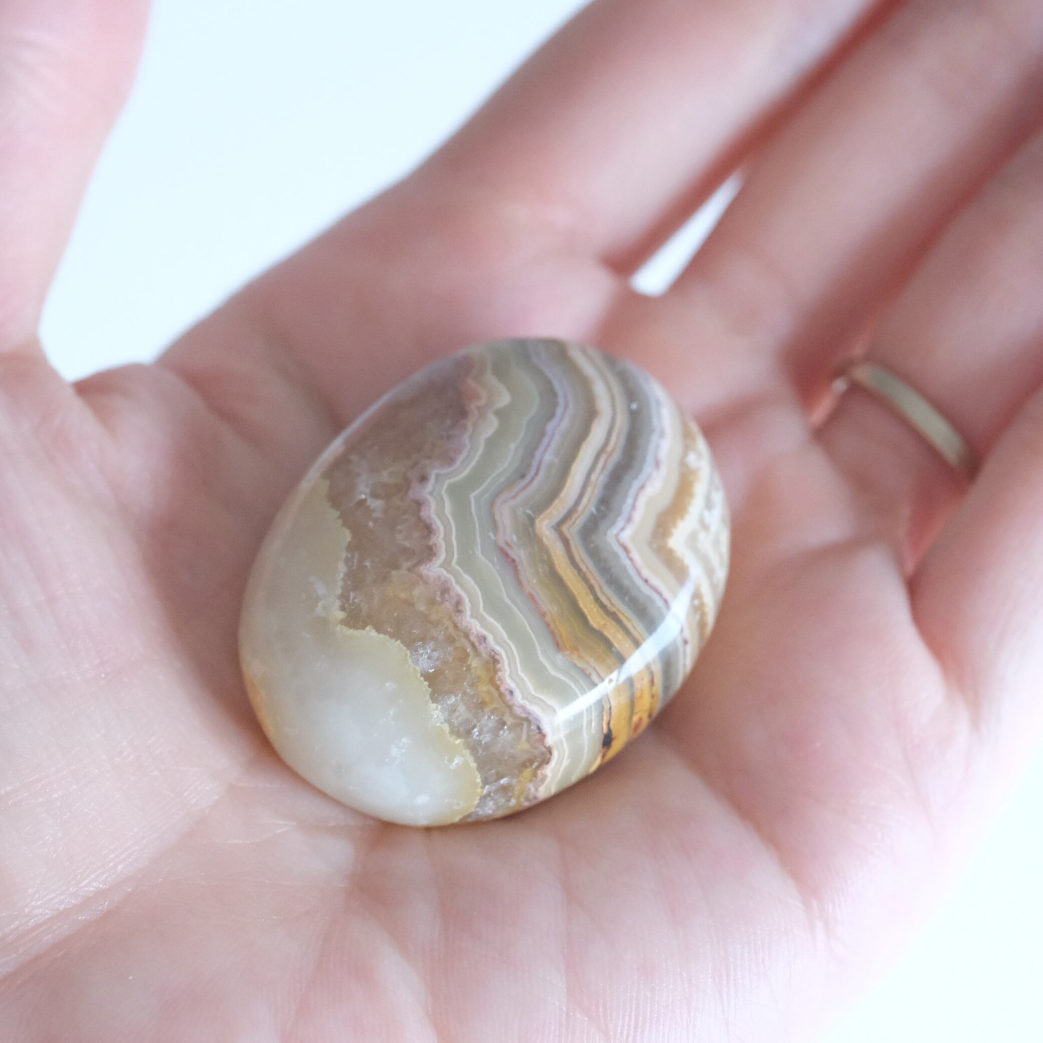 イエロークレイジーレースアゲートの小さな握り石 〇 縞瑪瑙（しま