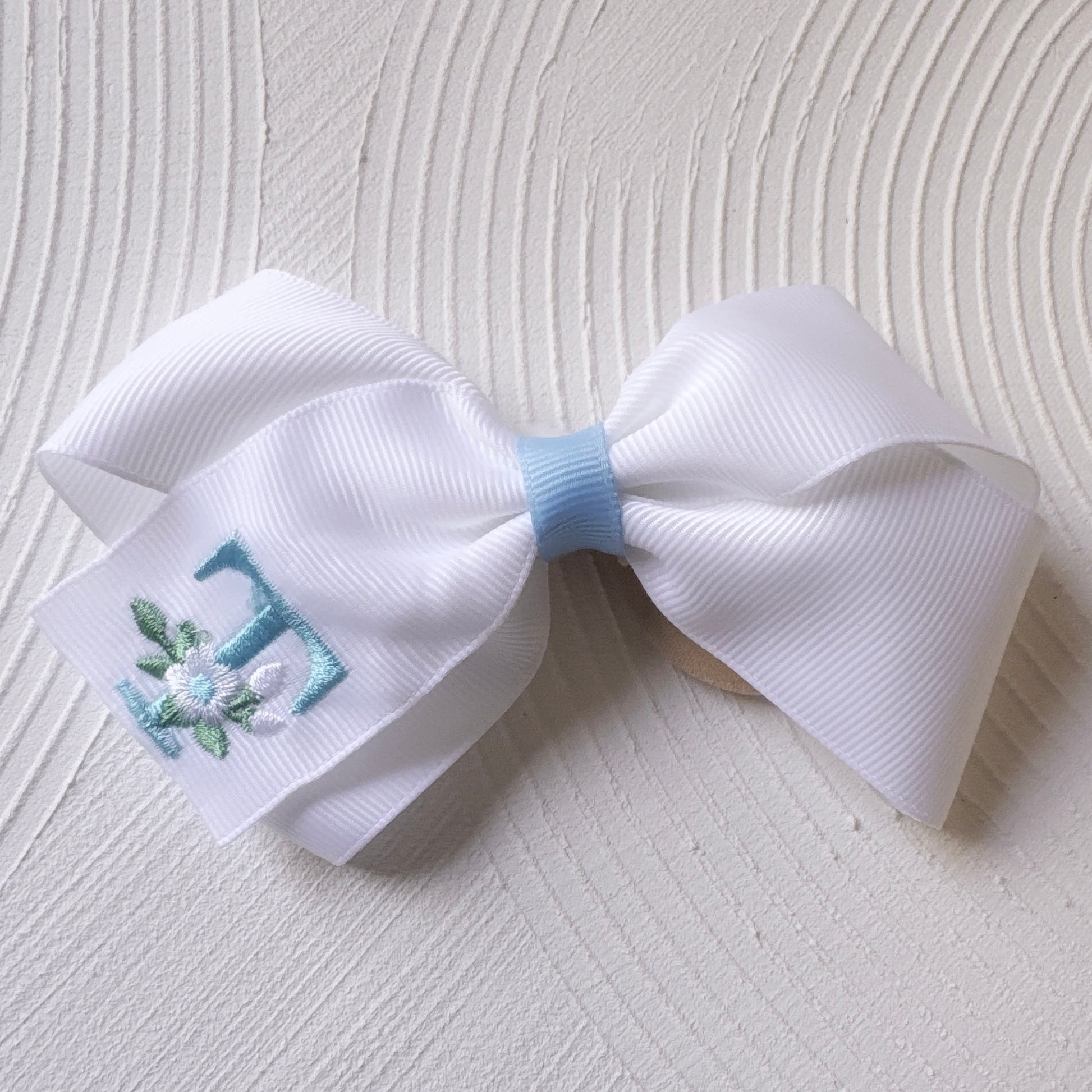 イニシャル大きなおリボン(後ろ支え付き)