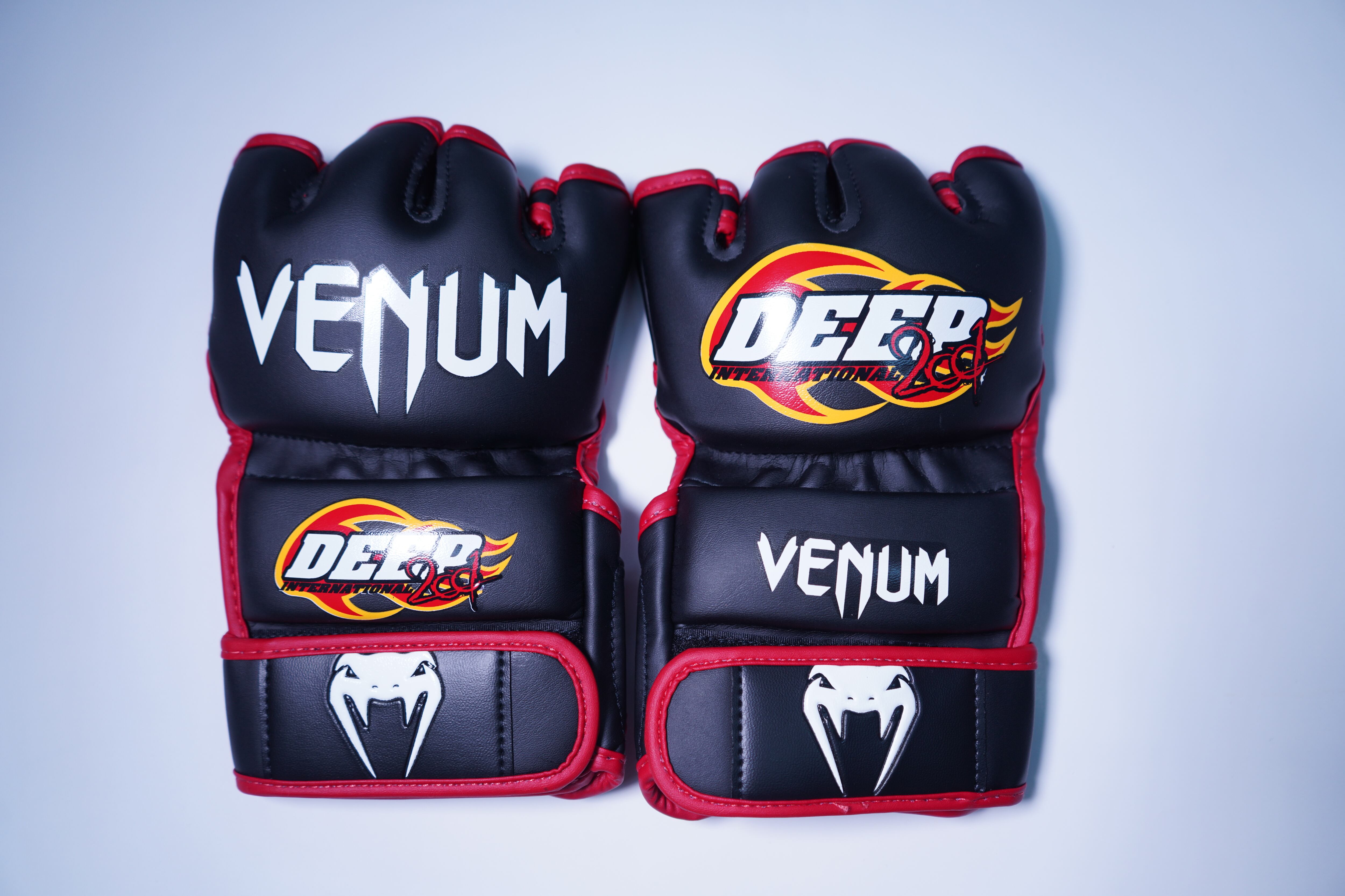 DEEP公式MMAオープンフィンガーグローブ (VENUM）