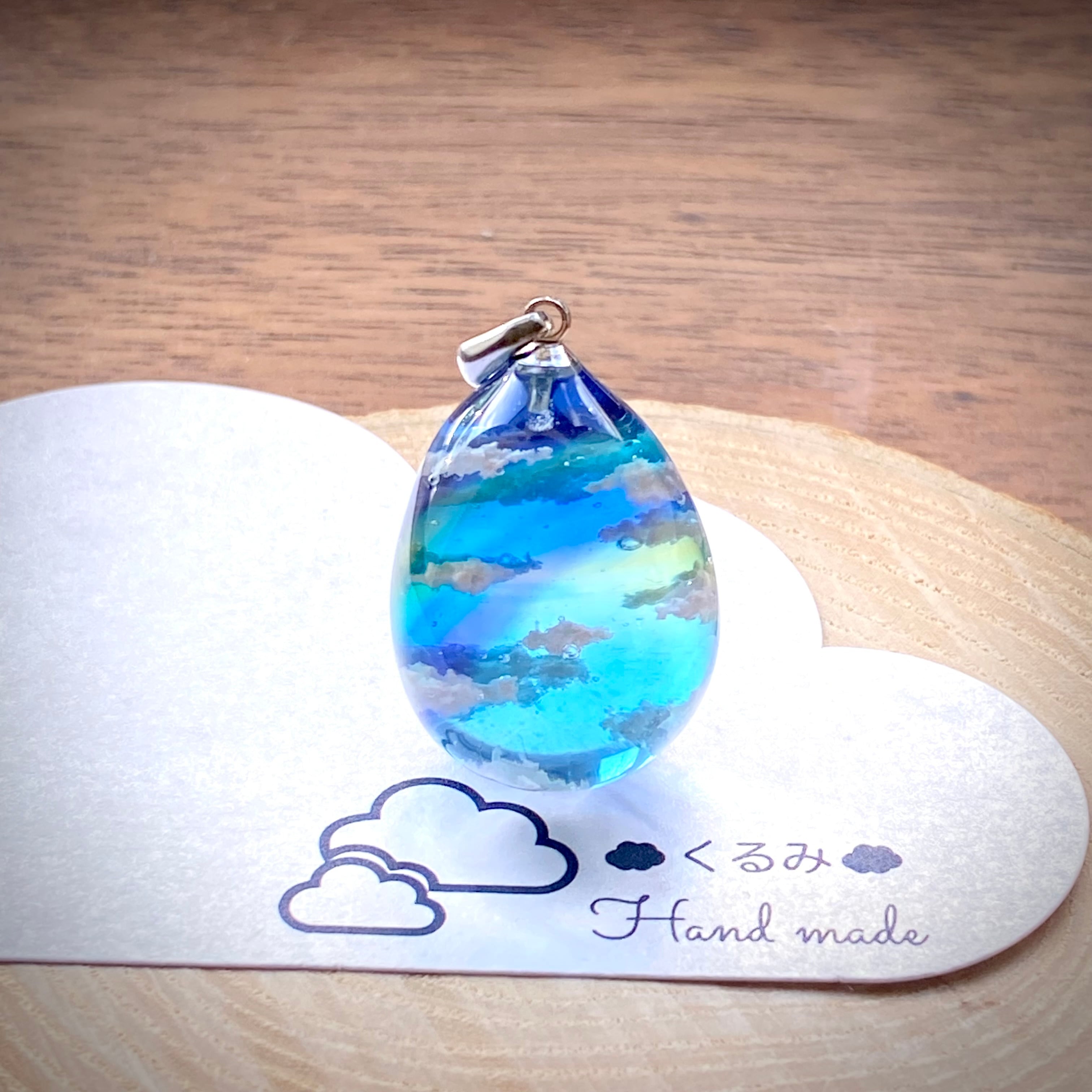 空&雲ペンダント たまご型 青空にかかる虹 25×18mm バチカン付き