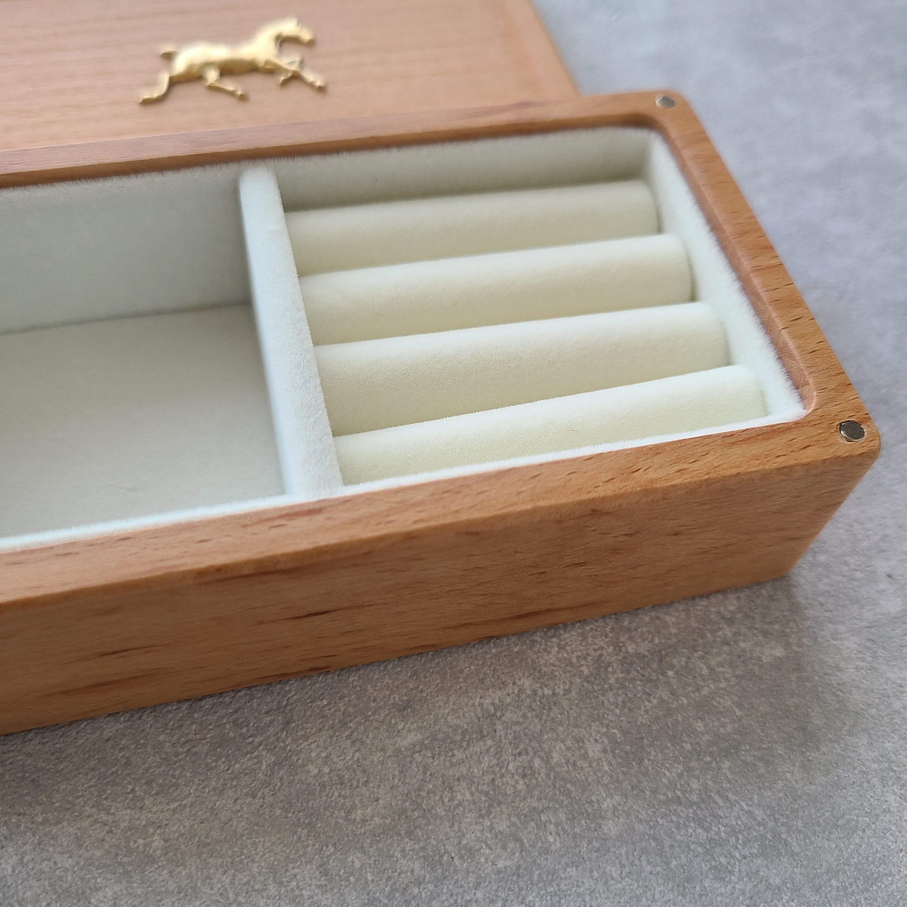シンプルな木製ジュエリーケース】馬モチーフのジュエリーBOX