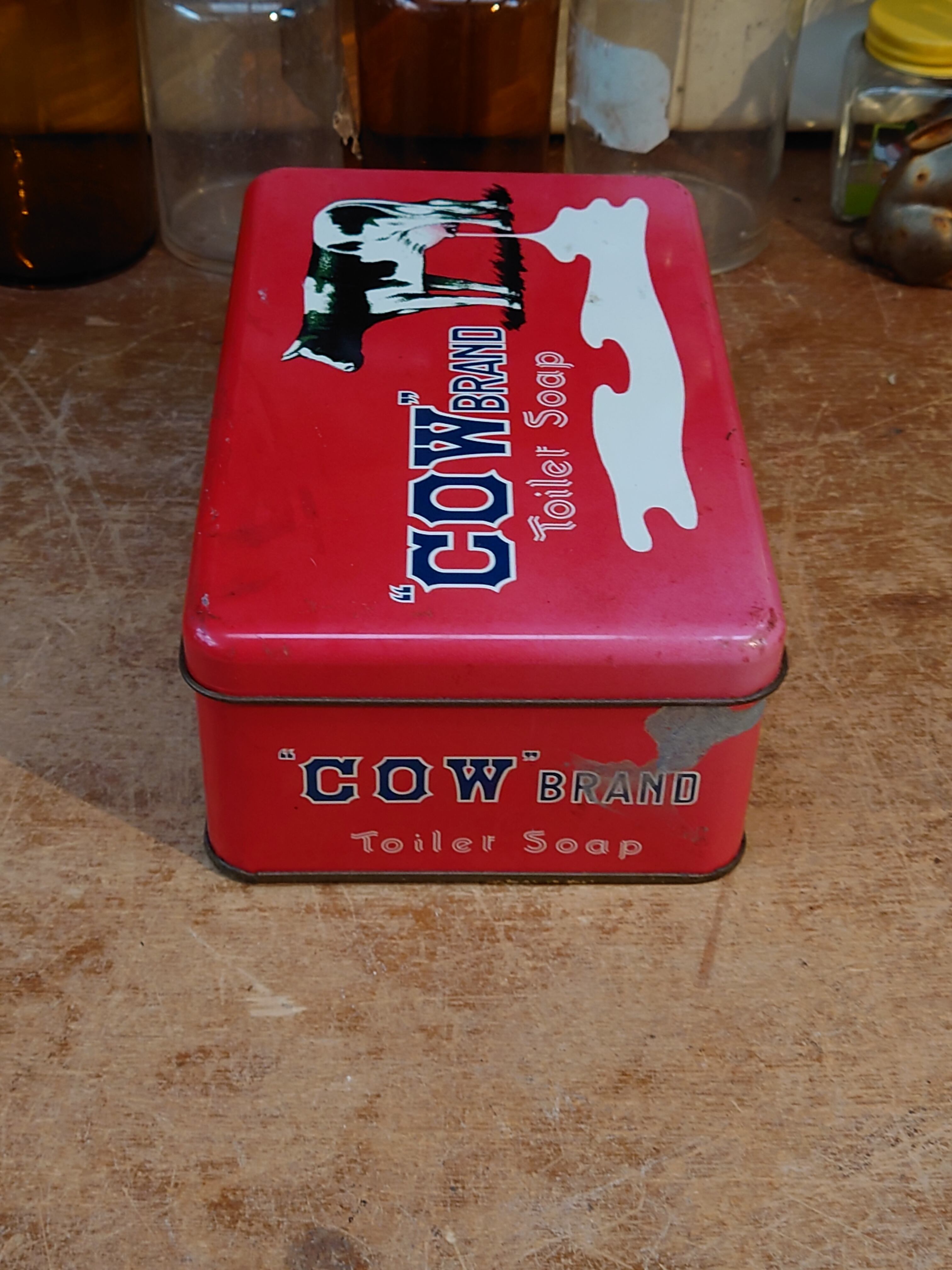 送料込み】【昭和レトロ】牛乳石鹸 「初代」赤箱缶 COW BRAND Toilet
