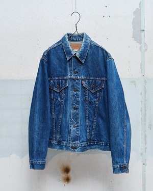vintage “Levi's” 70505 0217, indigo denim trucker jacket / BIG-E / Made In USA / SIZE : 44