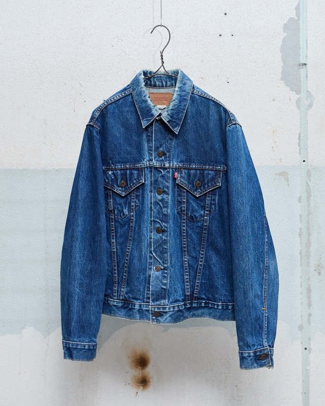 vintage “Levi's” 70505 0217, indigo denim trucker jacket / BIG-E / Made In USA / SIZE : 44