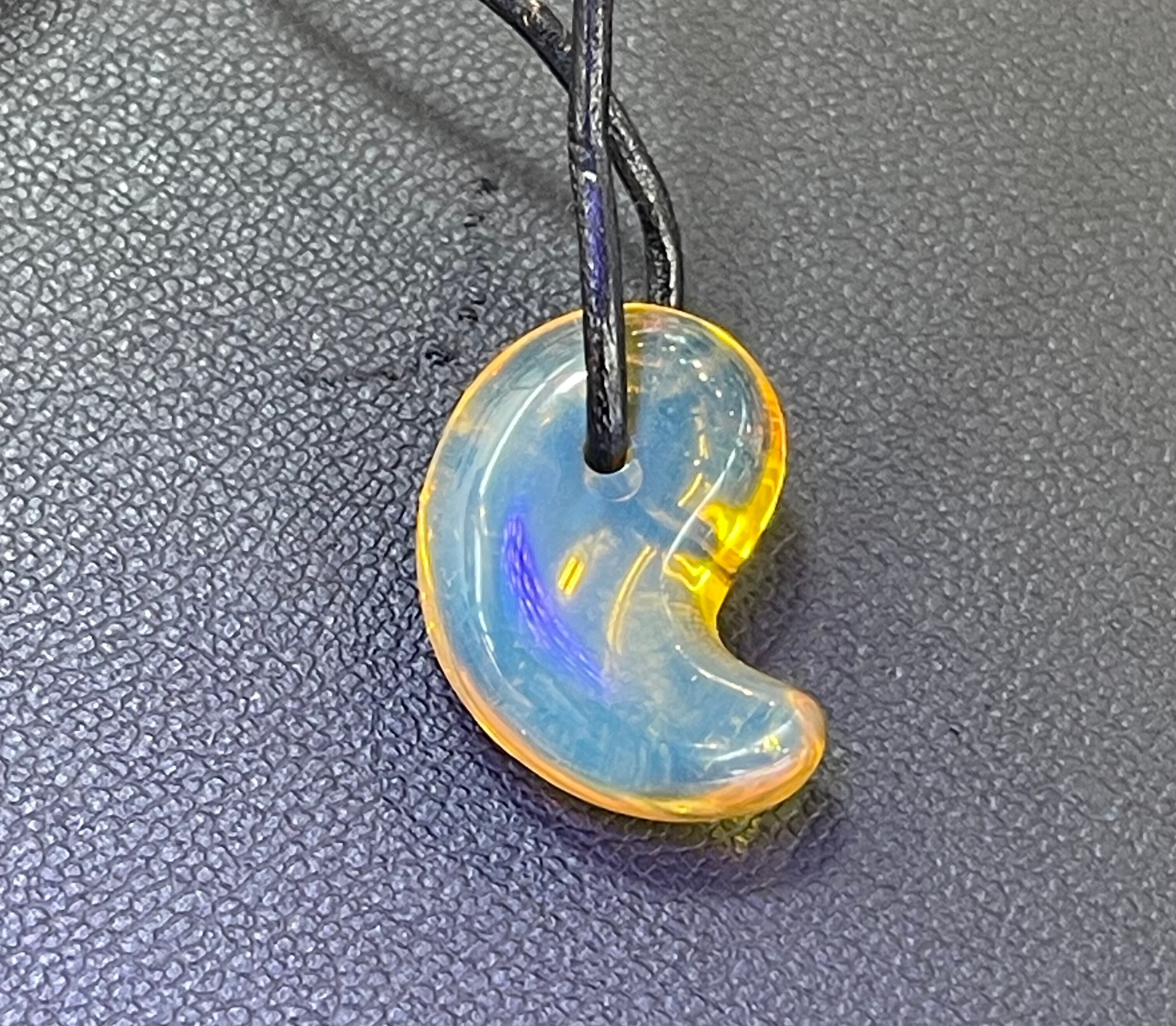 高品質激安卸価格ドミニカ産天然ブルーアンバー勾玉天然青琥珀皮紐付き