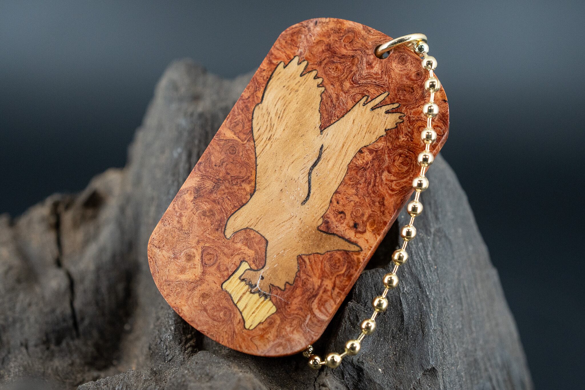 【朱色の銘木】 本花梨瘤 ドッグタグ 象嵌 トンビと油揚げ