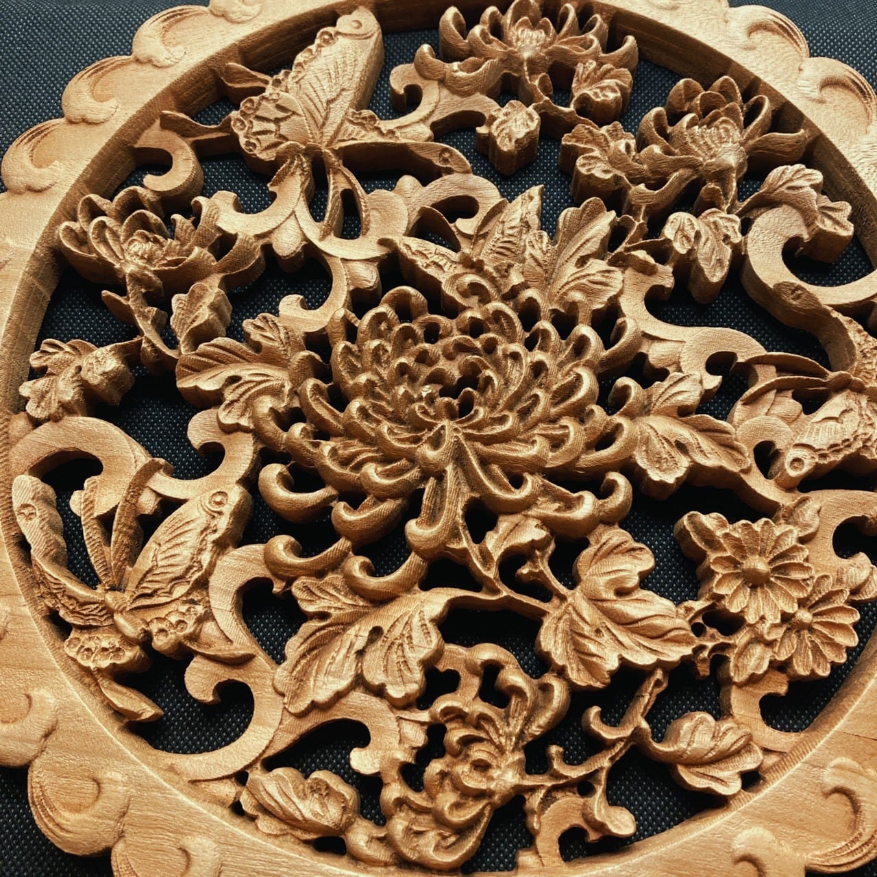 木彫り 衝立 透かし彫り 菊と蝶 置物 彫刻 菊花舞蝶 （きく・ちょう） | 月下蓮華彫刻堂