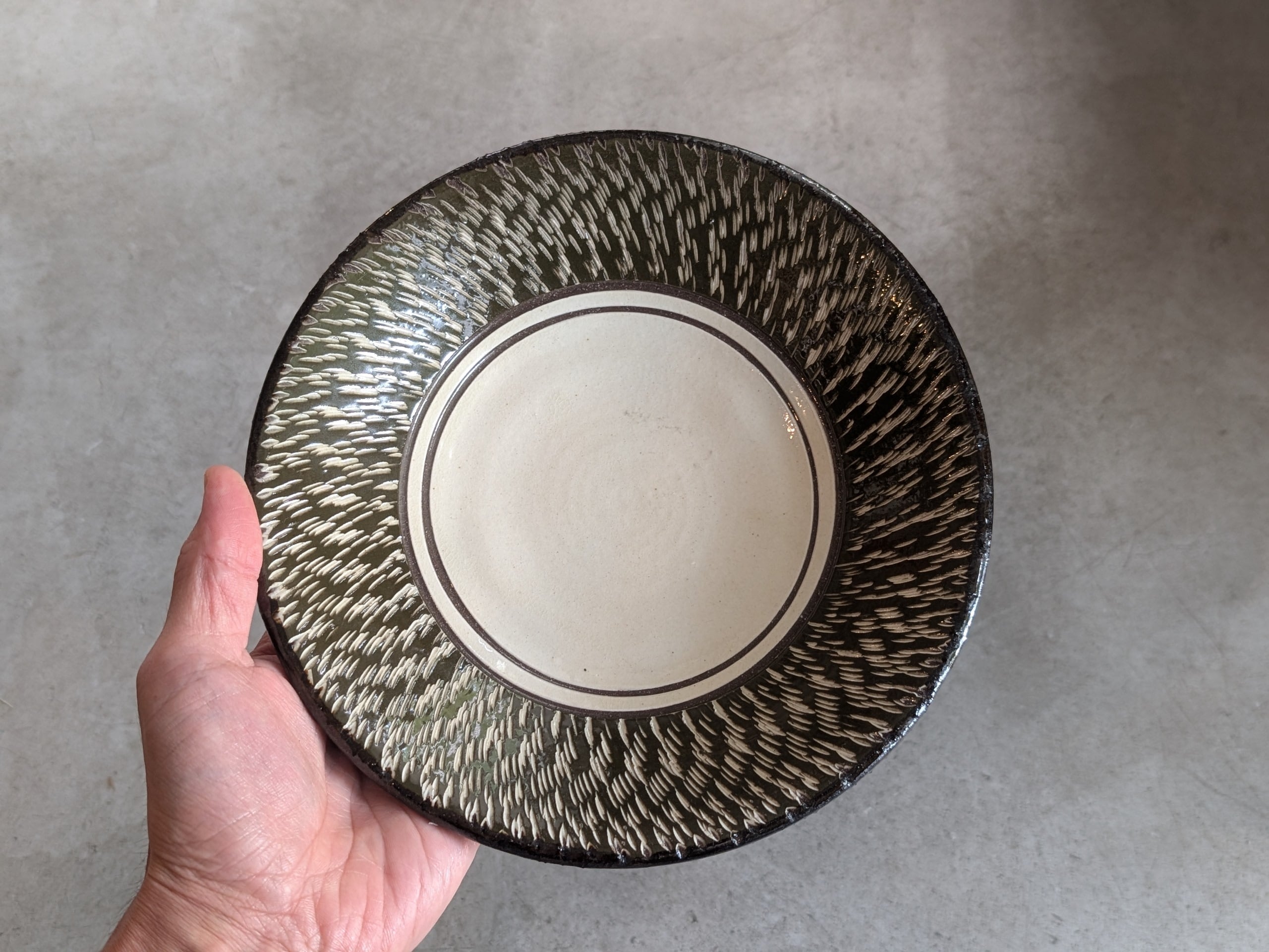 やちむん 皿7寸（飛鉋） | やちむん工房 與那嶺 | inoya | Basic Life