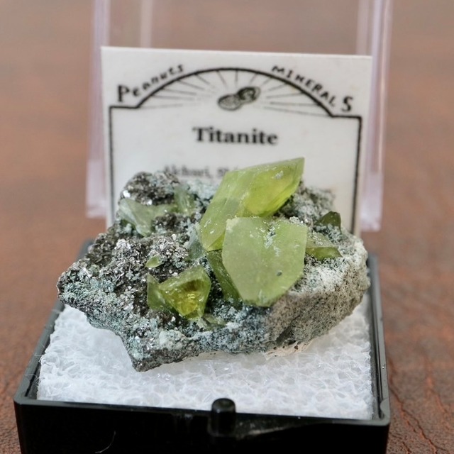 チタナイト / カルサイト【Titanite with Calcite】パキスタン産