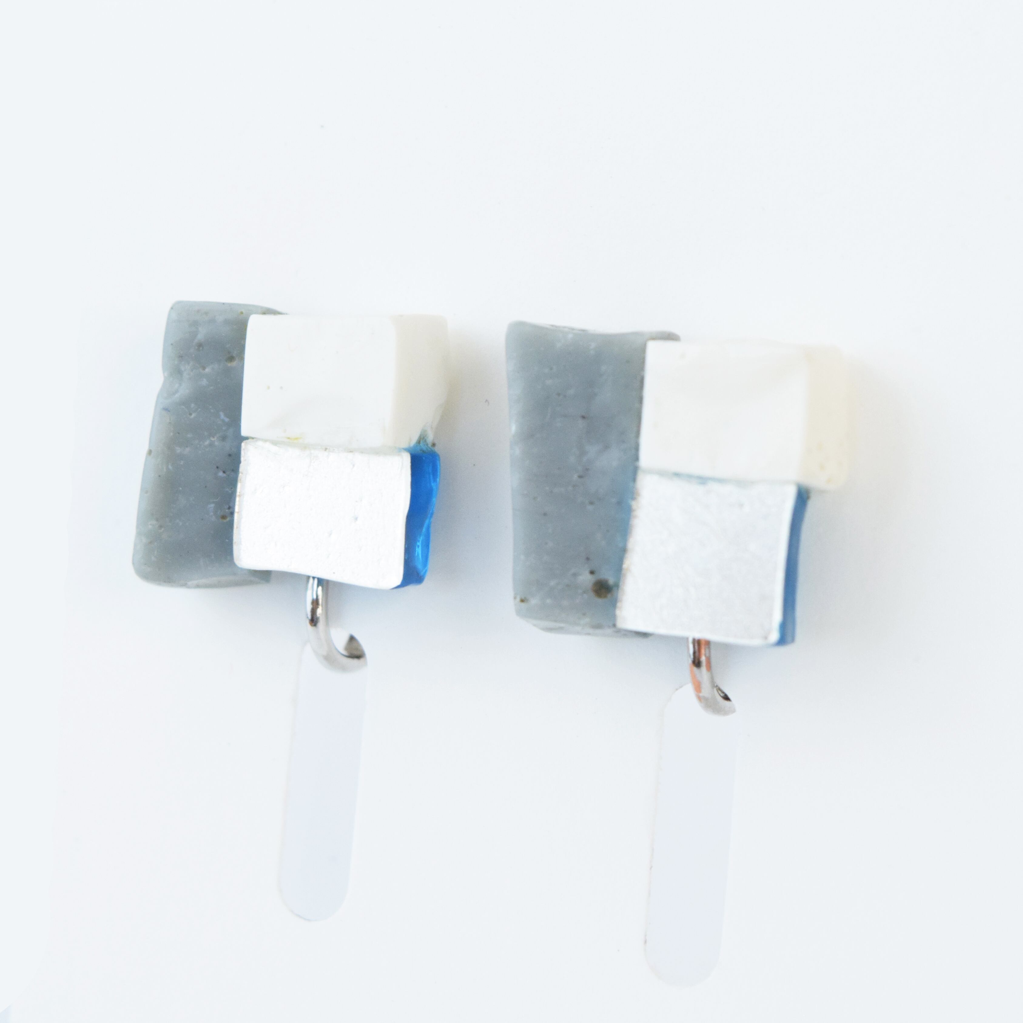 【ベーシック】イヤリングM　グレ―×白×シルバー