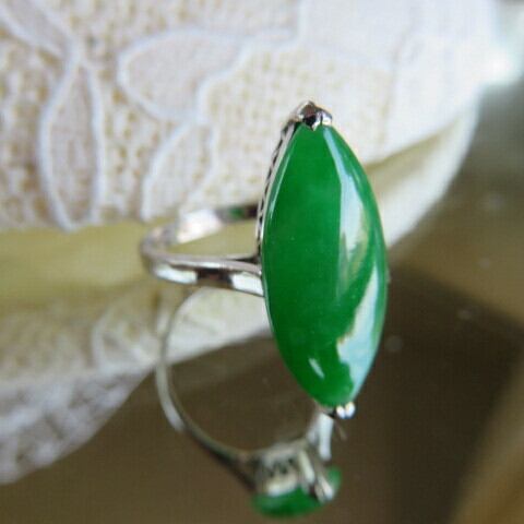 ヴィンテージ プラチナ台に天然翡翠のリング