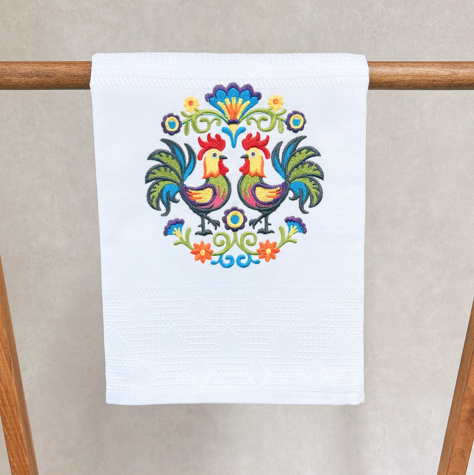 【刺繍のファブリック|にわとりと花刺繍】キッチン・テーブルクロス、ランチョンマット、布巾