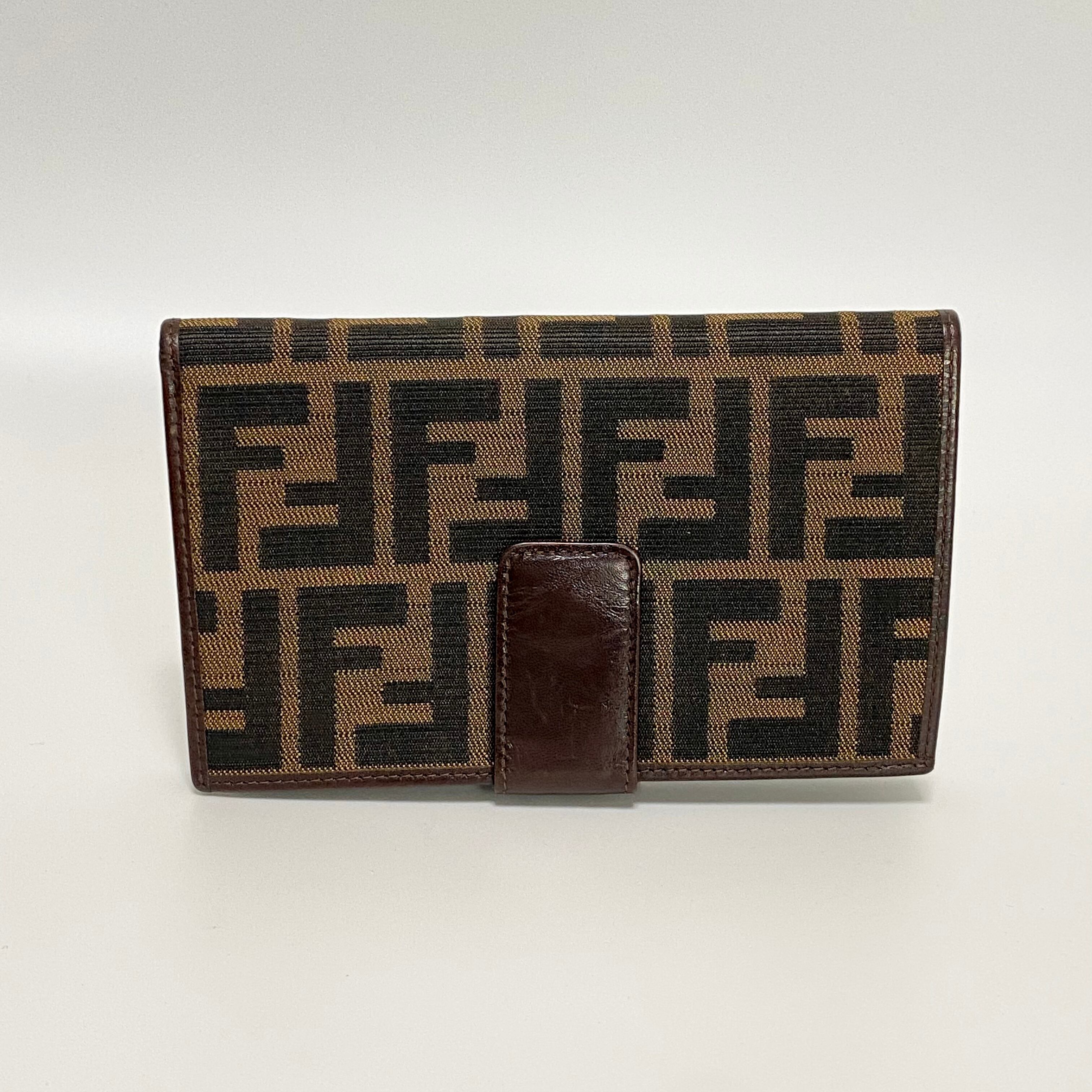 FENDI フェンディ ズッカ柄 二つ折り財布 ブラウン 8848-202210 | rean