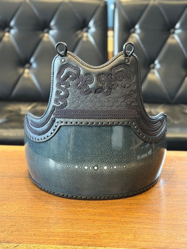 【新色✨鉄紺色！品のいい高級胴です！1名様限定大特価‼️】【胸Lサイズ身長165〜175cm】  兵庫ヒロヤ製『本雲波千鳥飾り胸』鮫皮型強化樹脂胴　鉄紺色