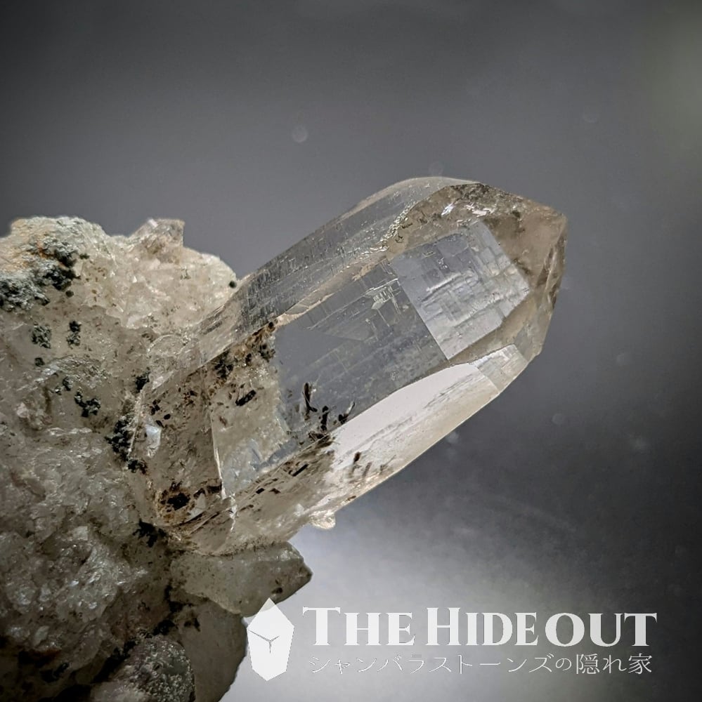 ヒマラヤ水晶オールドストック原石標本017 にょきっと生えている母岩
