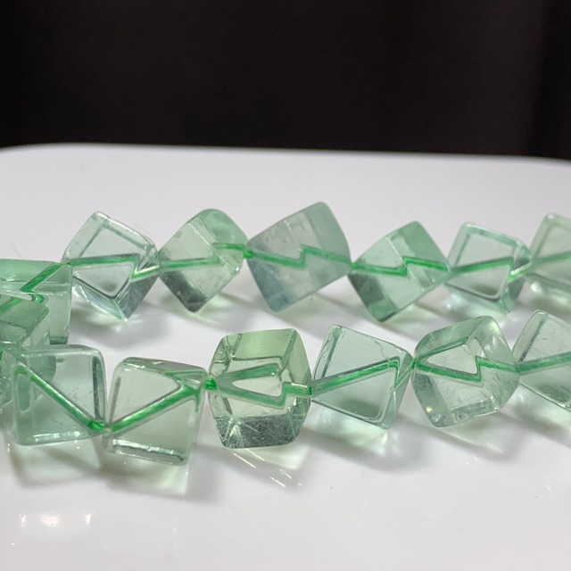 グリーンキューブ型フローライト連材