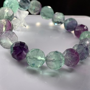 no5.透明感有✩64面体フローライトカットブレスレット