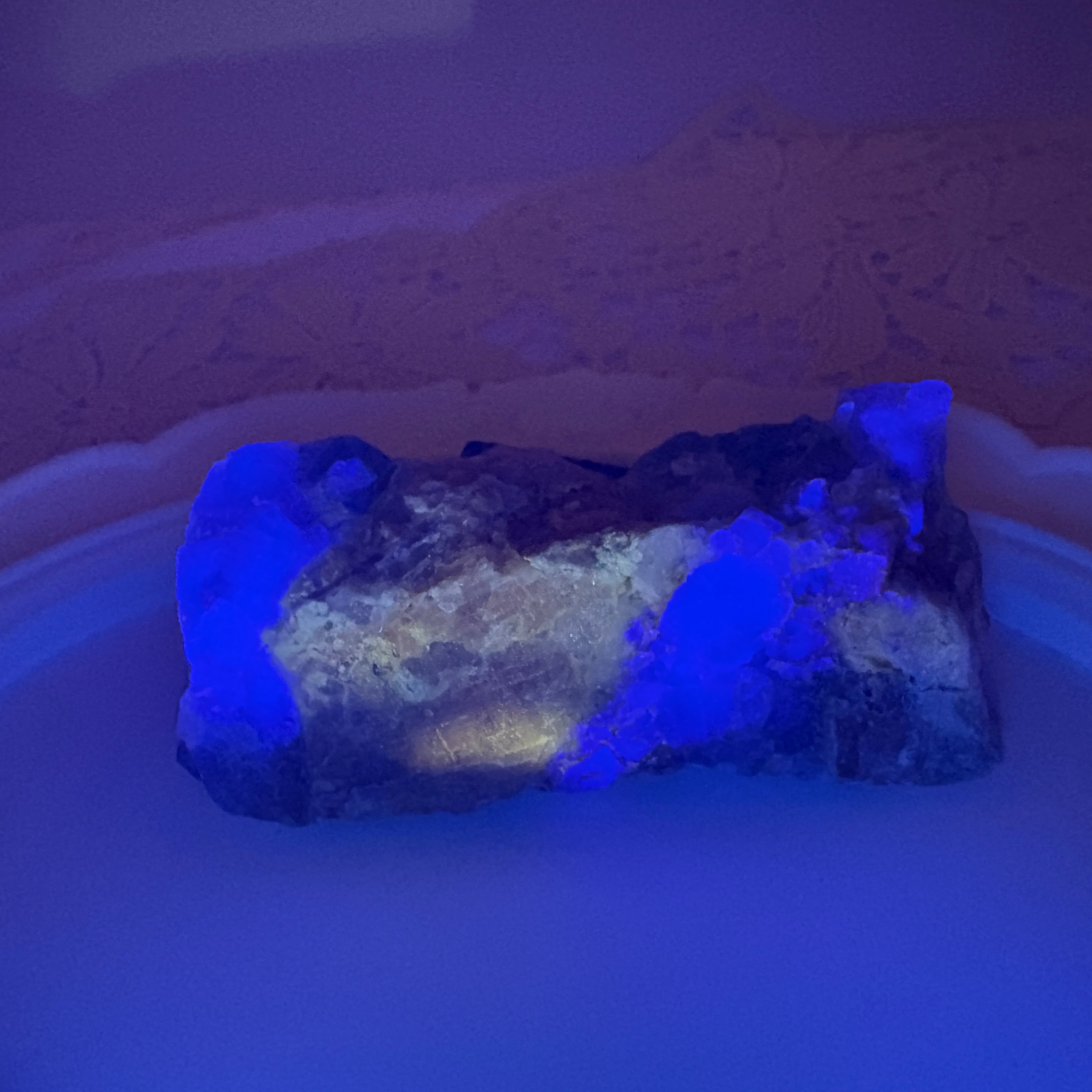 中国産 フローライト原石クラスター｜グリーン結晶・UVライトで幻想的