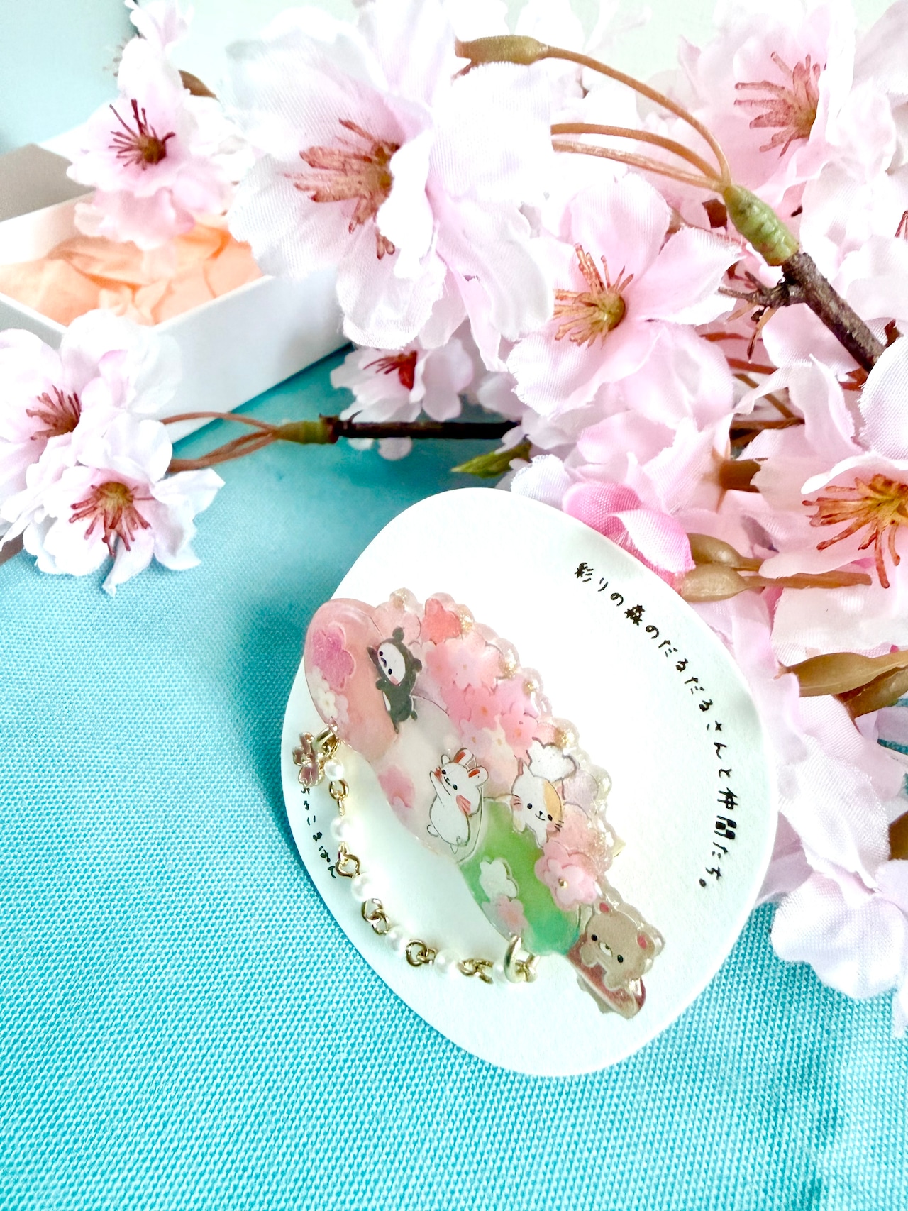 ブローチ『桜も団子も楽しむだる☆』スペシャル箱入りストーリーカード付き