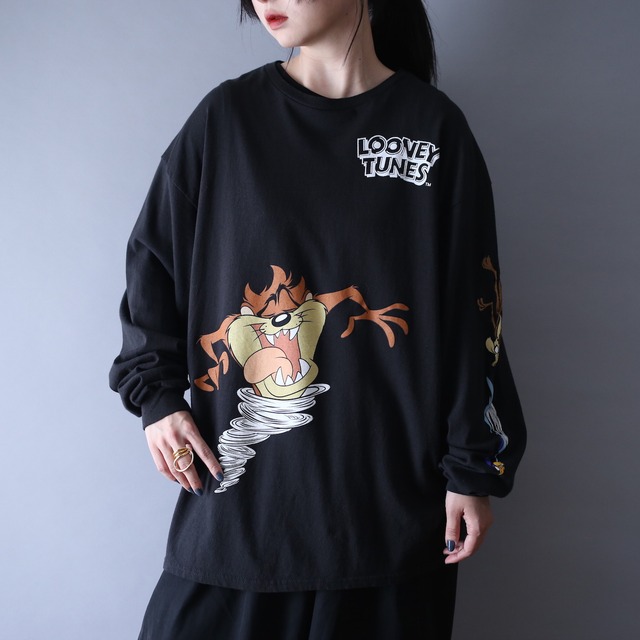 "LOONEY TUNES" random position character design l/s tee