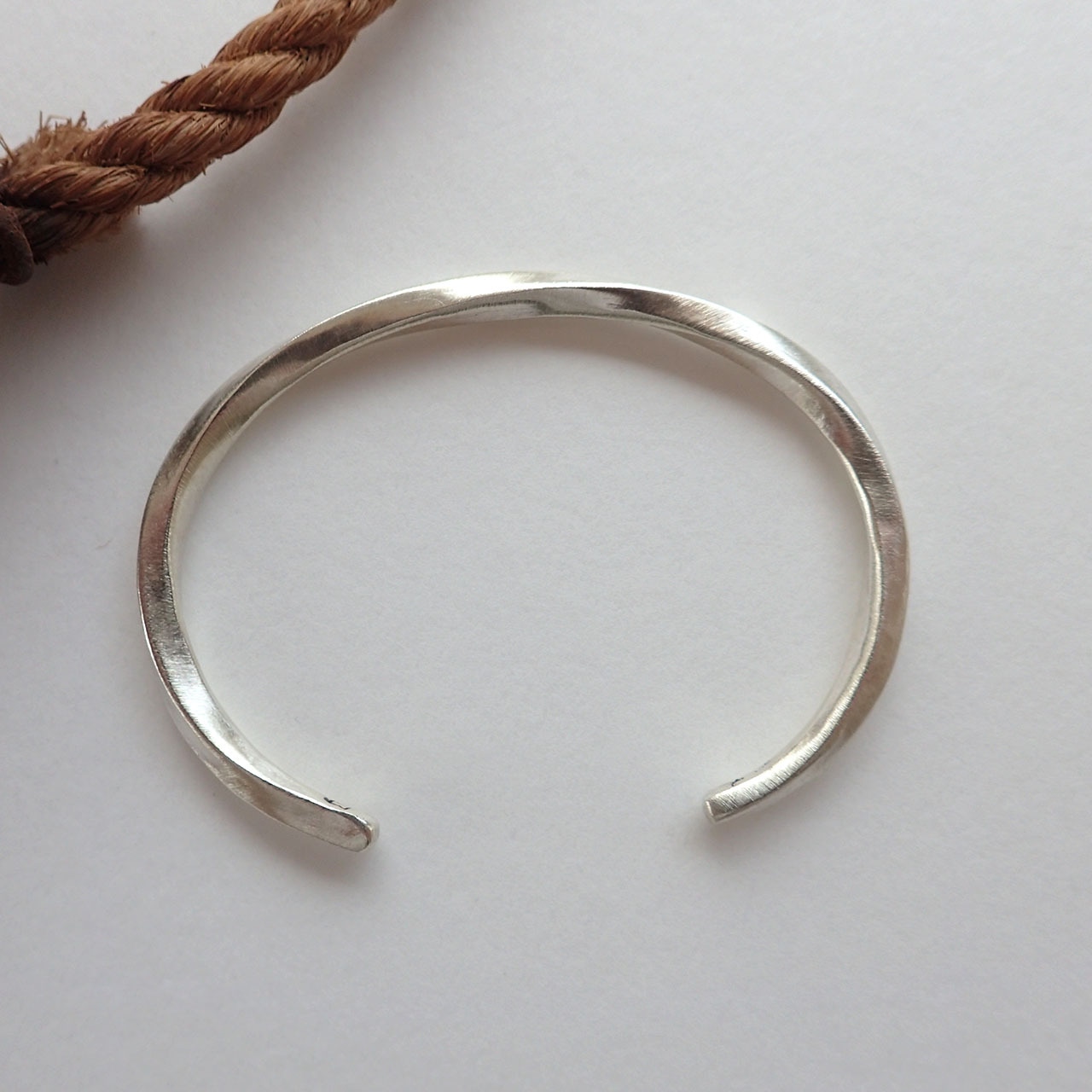 Women’s Twisted Bangle (レディース)