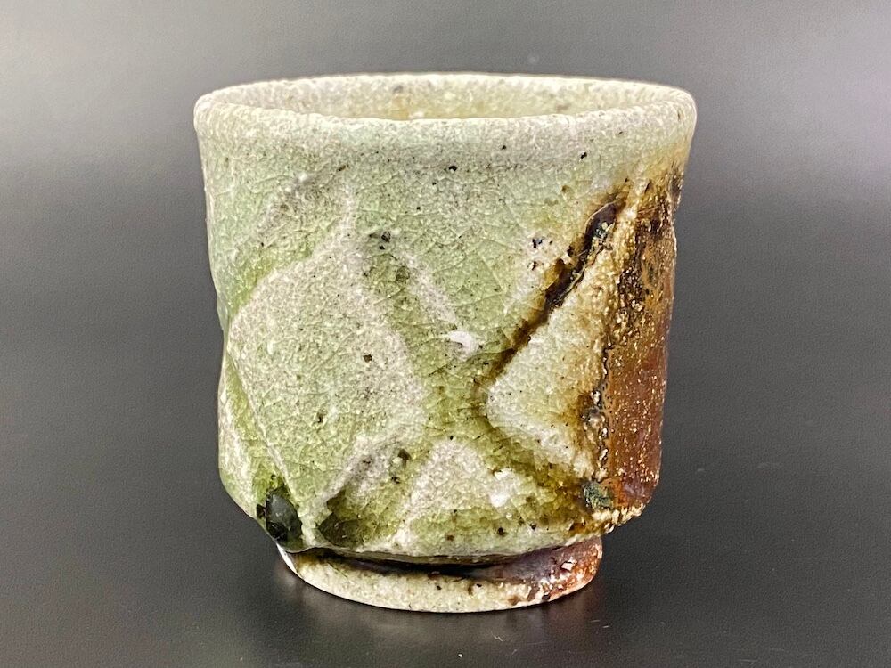 唐津灰被刻ぐい呑／Anagama ash-glaze guinomi(sake cup) | 土平窯