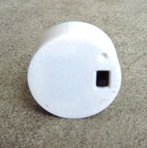 繊細に陰影を演出・揺れる充電式キャンドルライト「Akari-tinyR（タイニーアール／白・黒選択）」の商品画像4