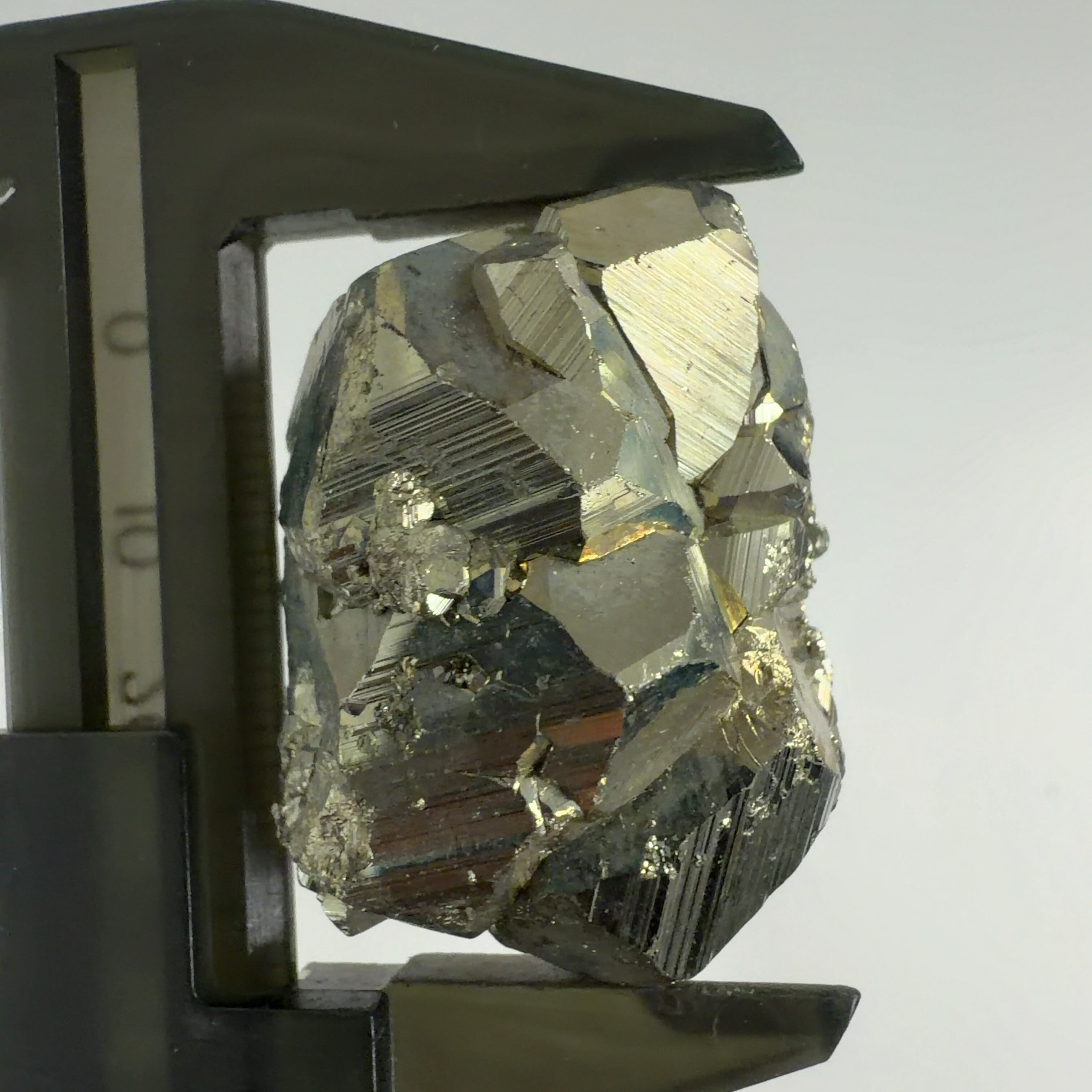 パイライト　パワーストーン　黄鉄鉱 パイライト EXグレード 黄鉄鉱 クラスター (約564g) CUBO Huanzala