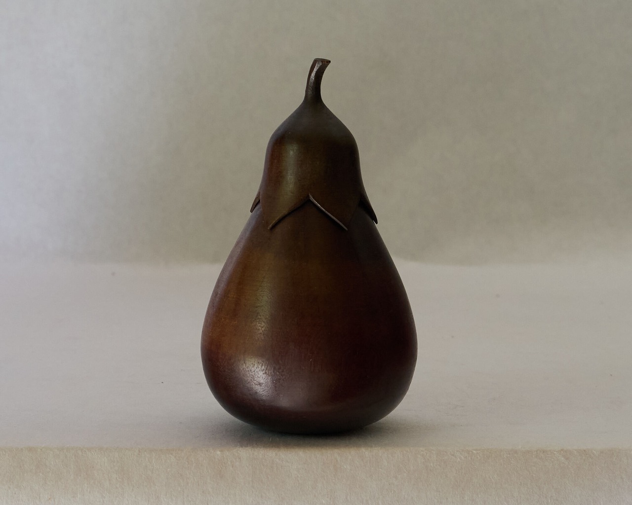 ろくろの艶を纏った、茄子形の木彫り置物