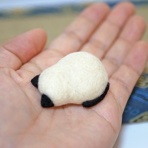 ごめん寝？ブローチ