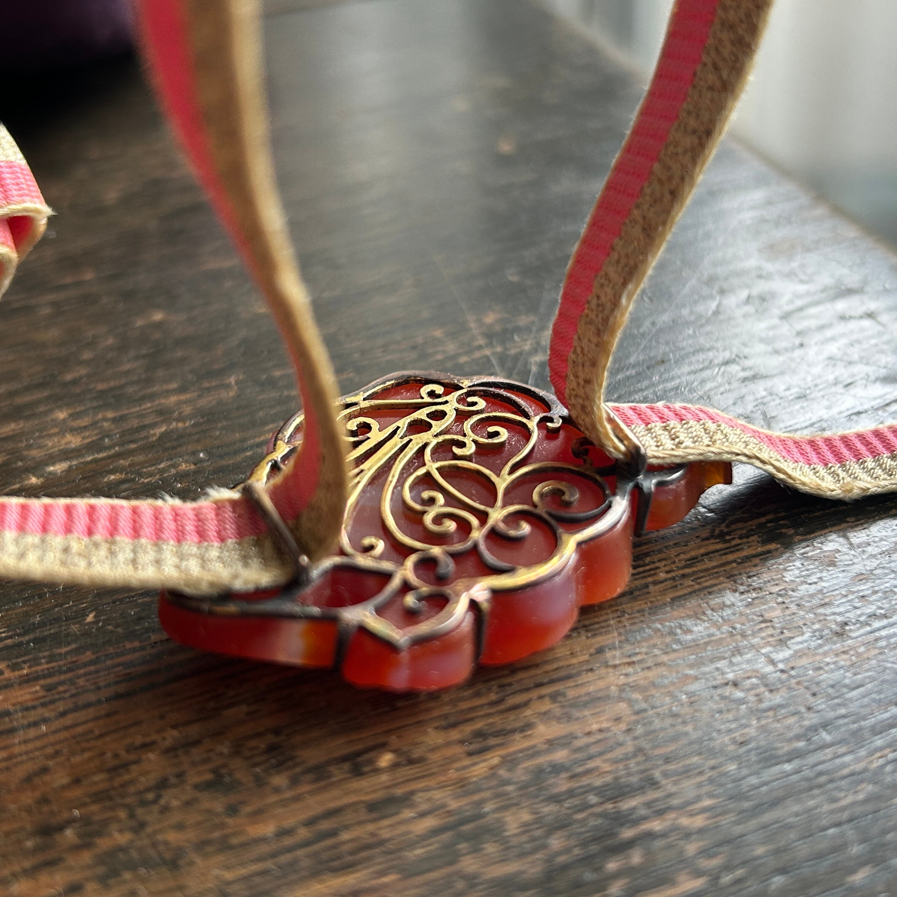 アンティーク　メノウ椿の帯留め