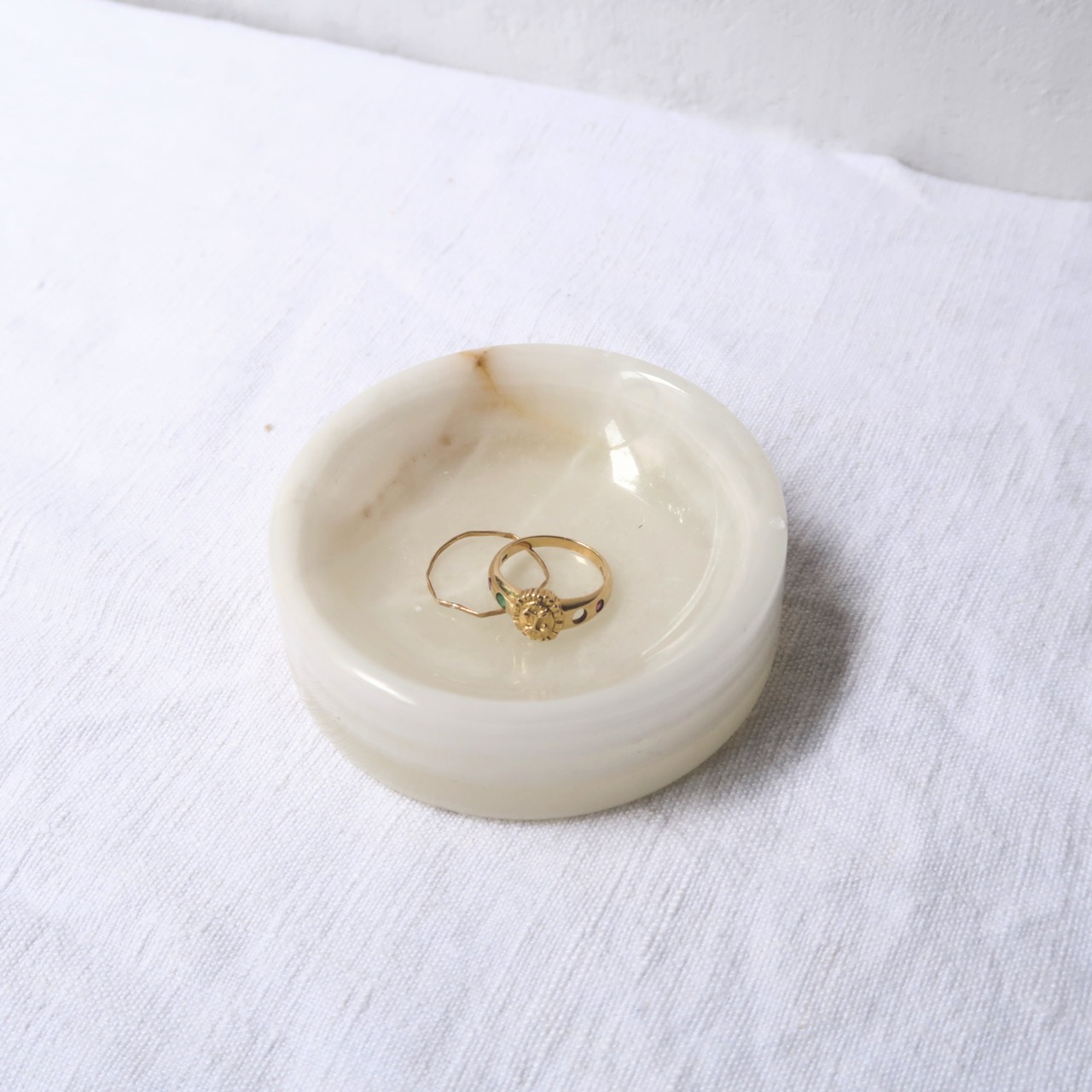 つるっとした石のアクセサリートレイ