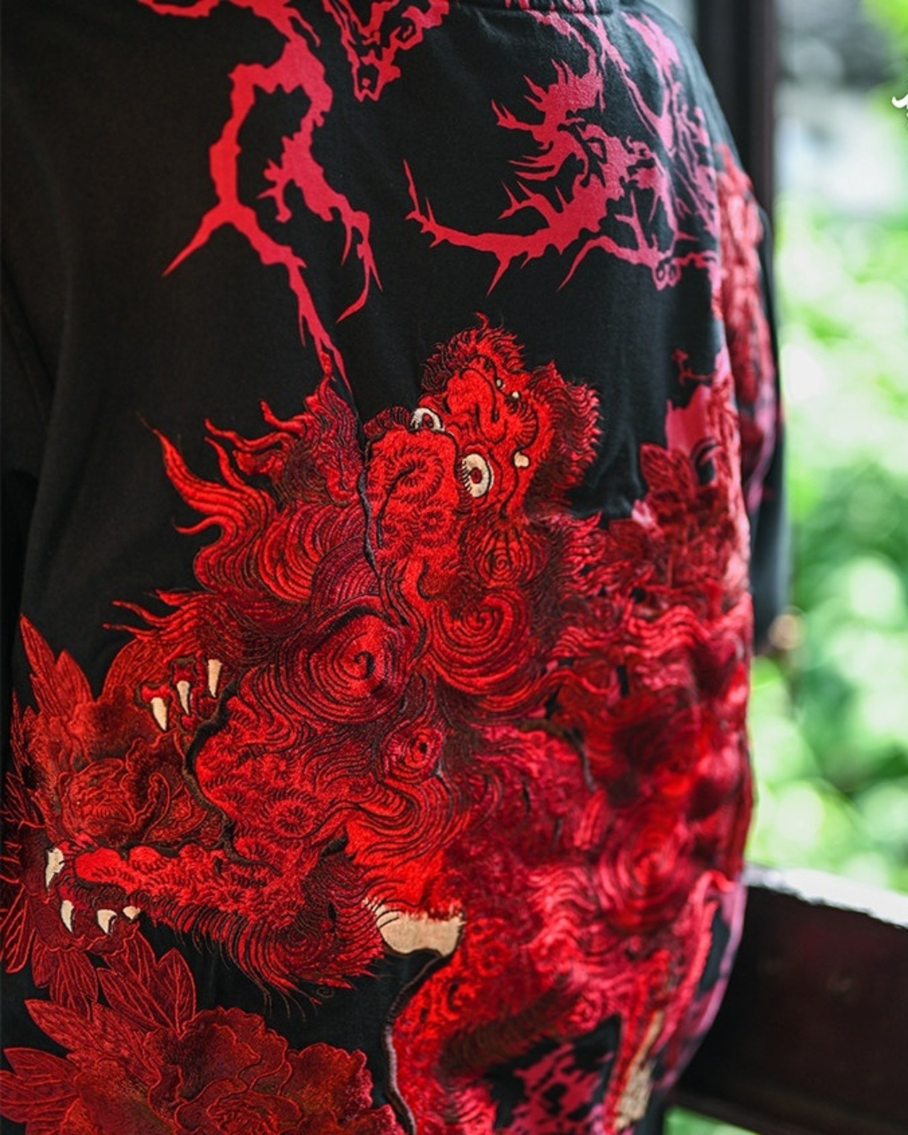 Wind Lion Peony Embroidered  T-Shirt 2color【G1020】