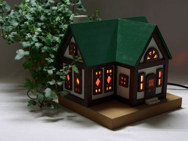 ステンドグラスのおうちライト 木とガラスの家のランプNo2.#家#ステンドグラス#木#室内#照明#ランプ