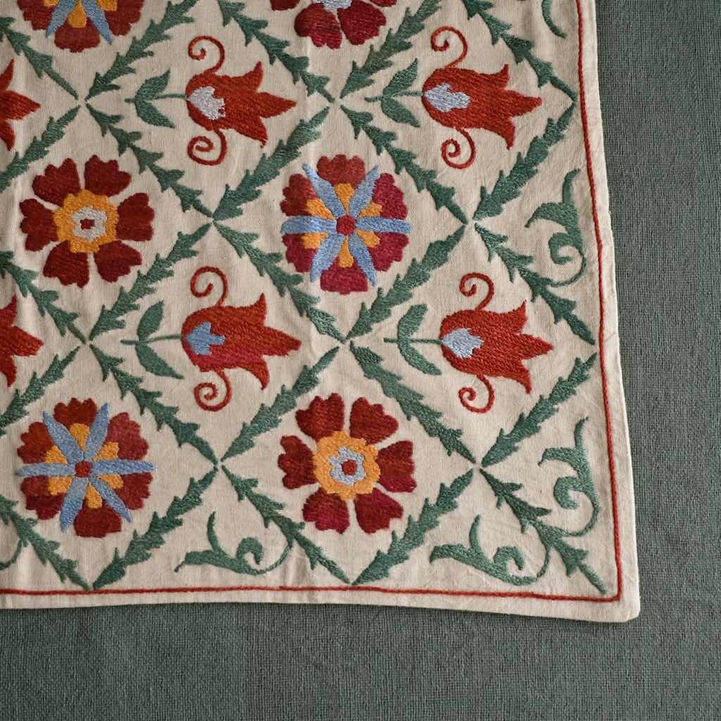 ウズベキスタンからの贈り物 ］スザニ刺繍 ピローカバー｜花柄 壁掛け