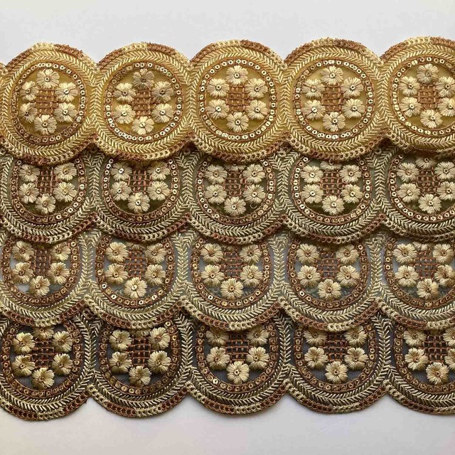 ベージュ小花刺繍スカラップ縁チュールレース（50cmカット）