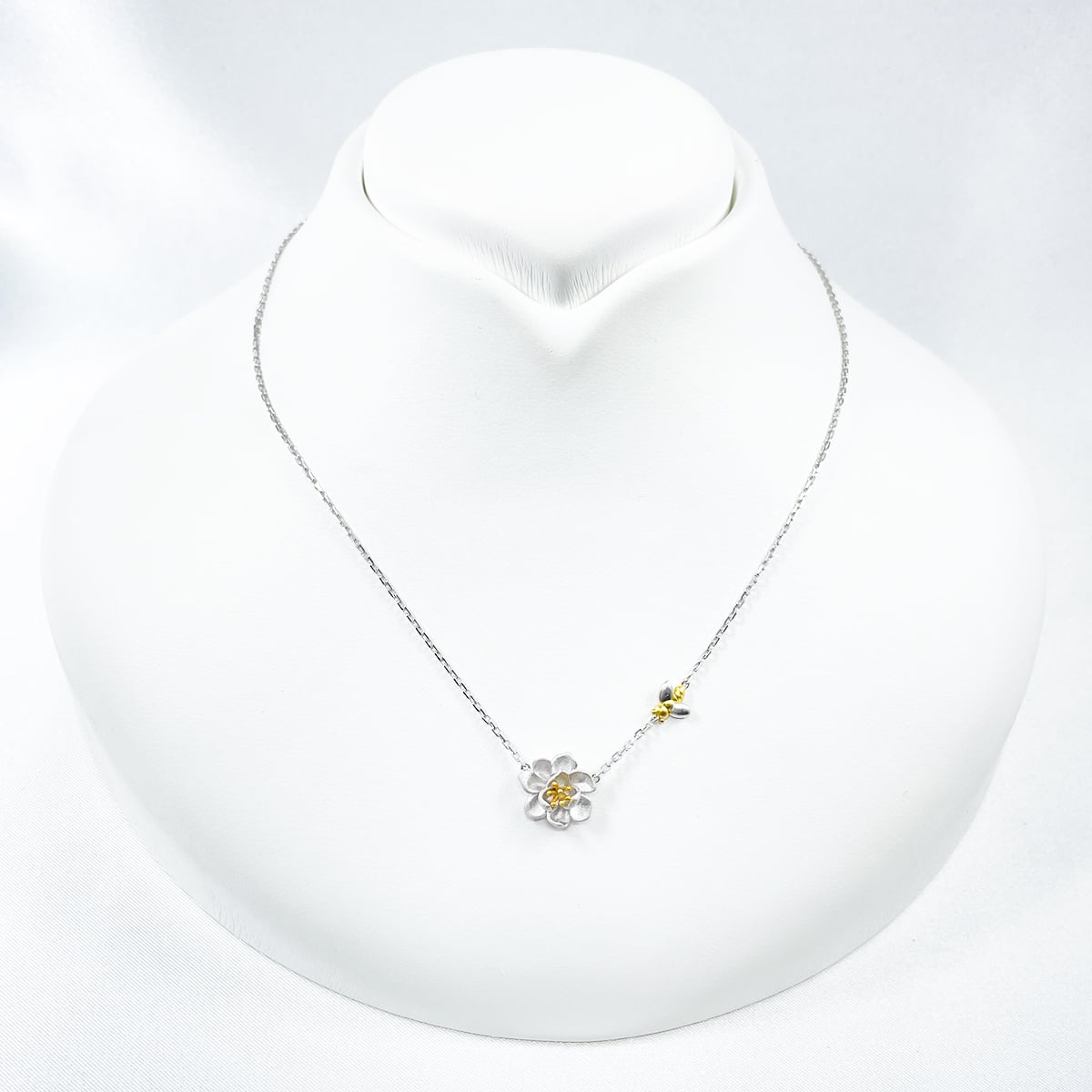 K18WG K18 フラワー ミツバチ モチーフ ネックレス | JEWELRY LAND 