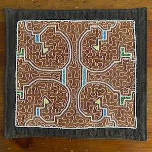 小型刺繍25x27cm-8 カフェマット　シピボ族の泥染め