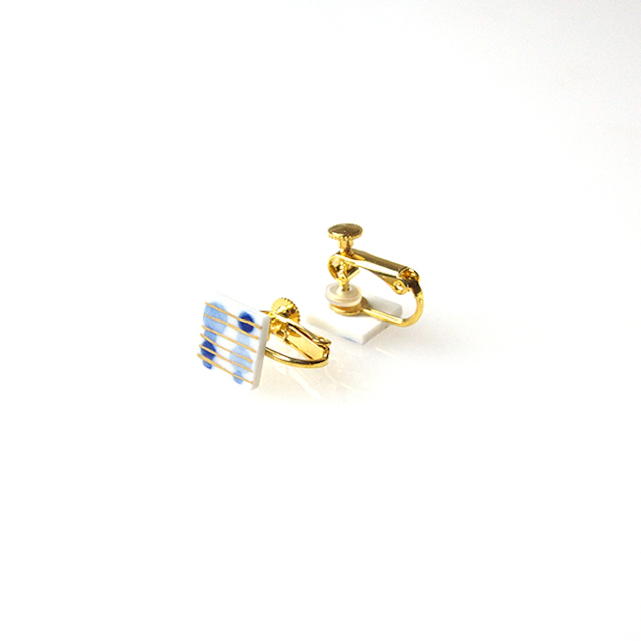 手描きの小さなタイル ピアス/イヤリング